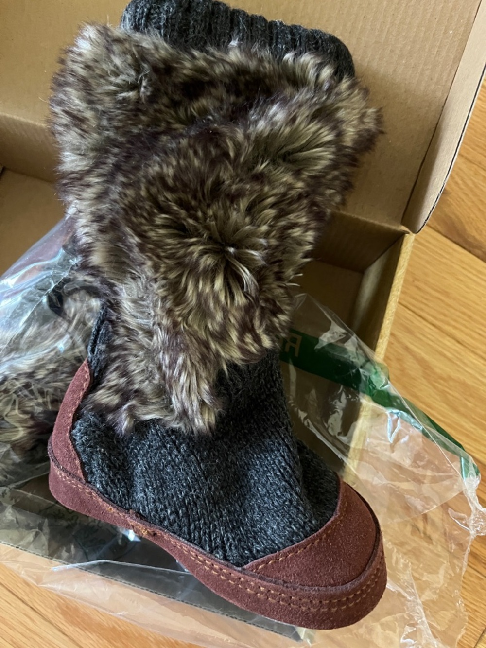 NWT | Acorn | Kids Slouch Boot | Kids Enfant 8-9 Unisex